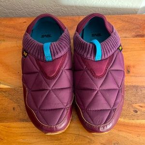 Purple Teva Reemember shoes size 8 // puffy shoes
